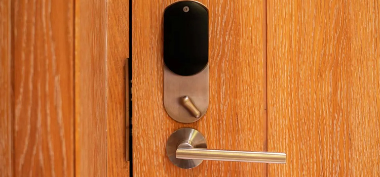 Automatic Locking Door Knob Shafter